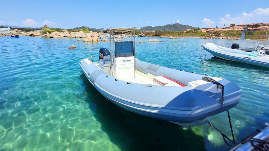 Gommone ormeggiato nel Molo Moro a Porto Rotondo
