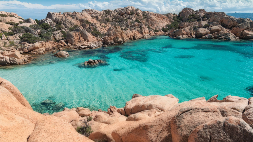 Aguas cristalinas del archipiélago de Maddalena