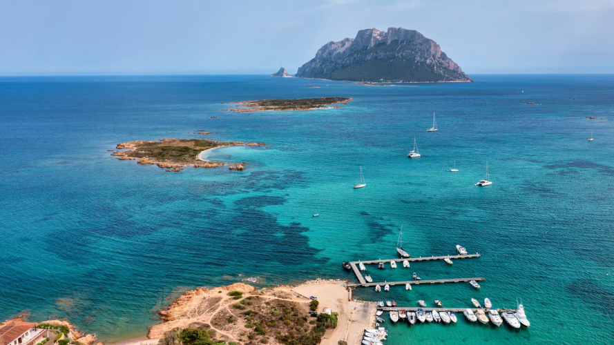 Vista desde arriba del Área Marina Protegida de Tavolara