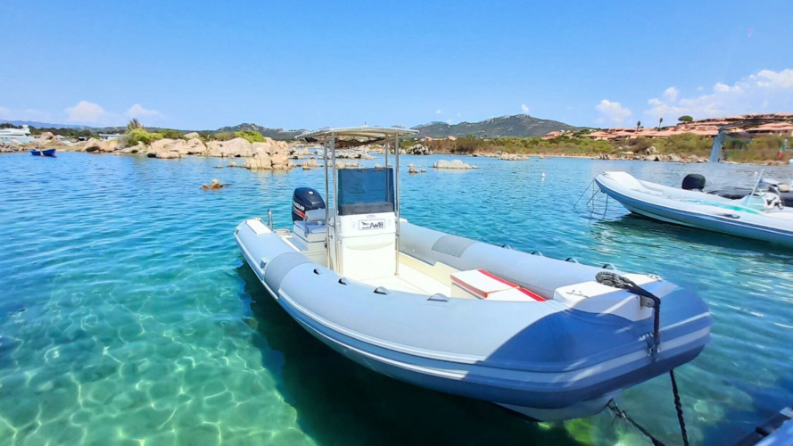 Embarcación neumática en las aguas cristalinas del muelle Moro de Porto Rotondo