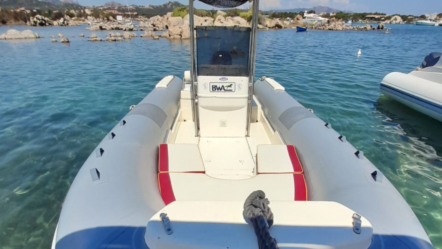 Detalle del interior del bote en el muelle de Porto Rotondo