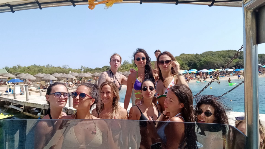 Grupo de chicas jóvenes a bordo de una lancha neumática en Costa Esmeralda