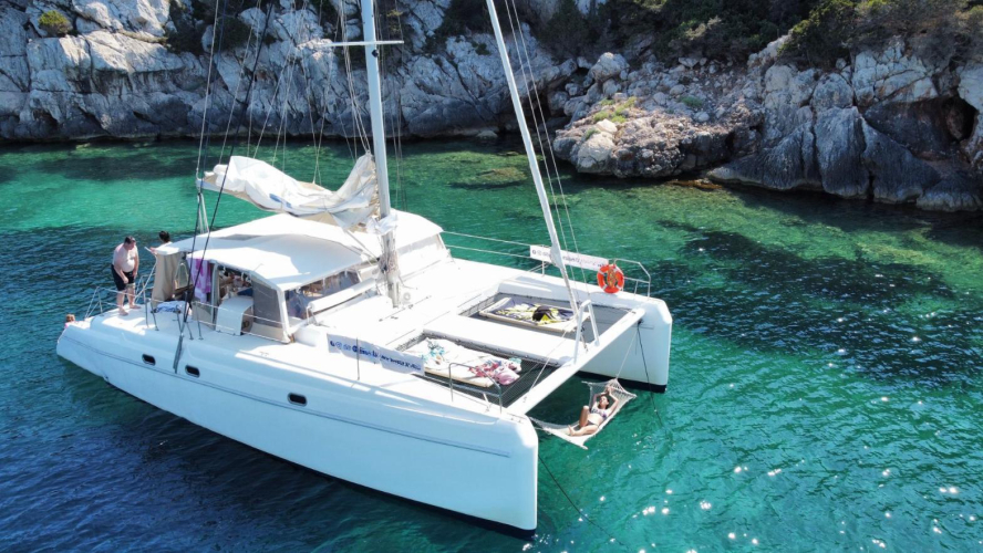 Détails du catamaran dans la baie de Porto Conte