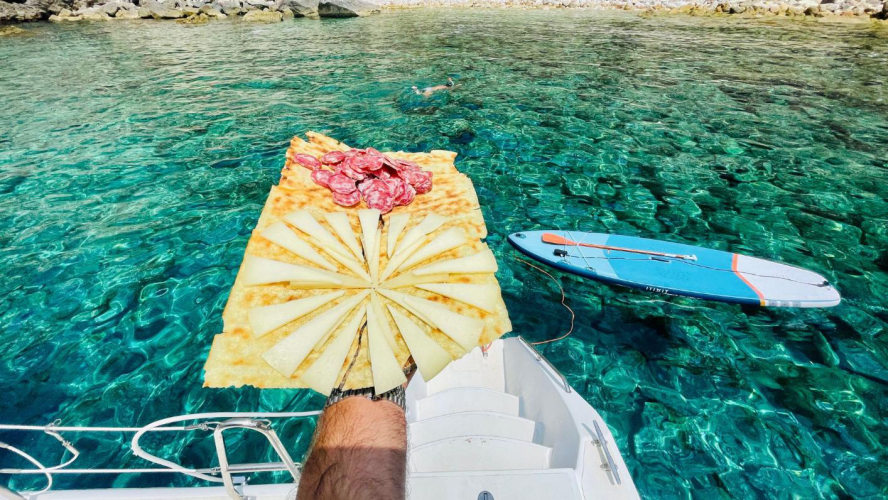 Apéritif servi à bord du catamaran à Porto Conte