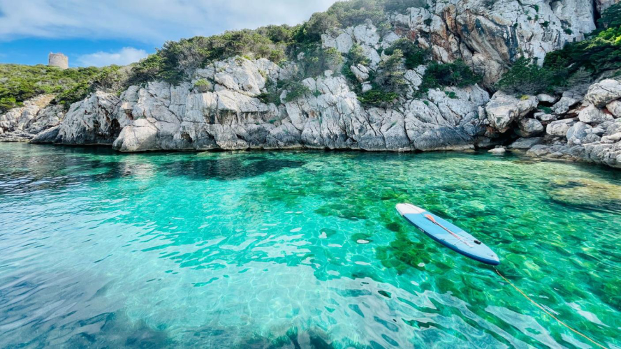 L'eau cristalline du parc de Porto Conte à Alghero