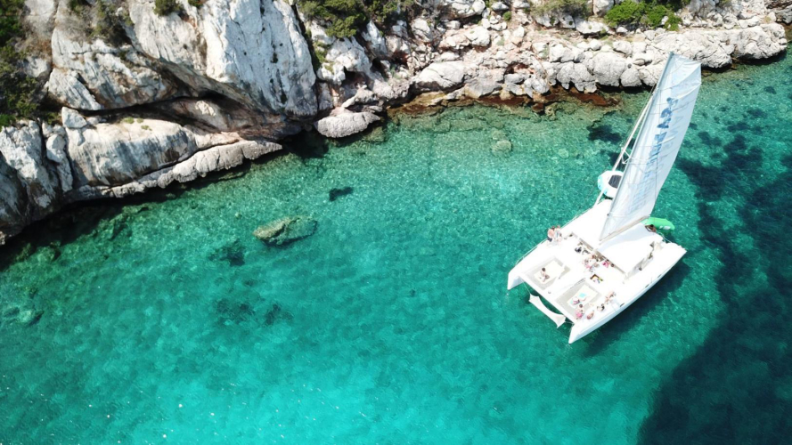 Arrêt en catamaran dans les eaux cristallines du parc de Porto Conte