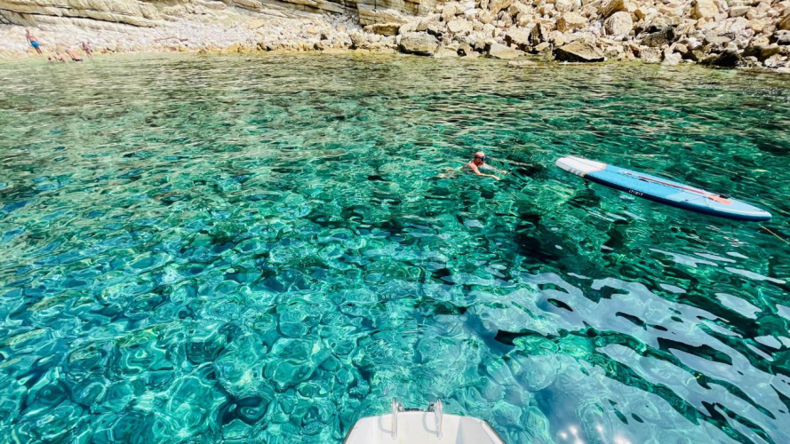 Mare azzurro e trasparente nel Parco di Porto Conte ad Alghero