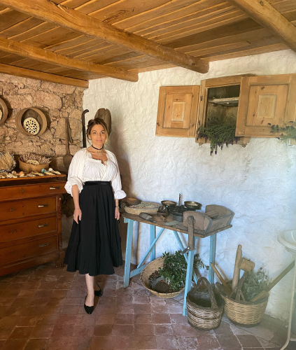 Fille en robe sarde dans une vieille maison à Olbia
