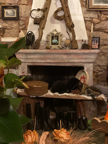 Cheminée dans un vieux manoir sarde