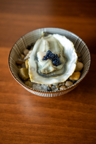Tapas in ciotola con caviale e ostrica