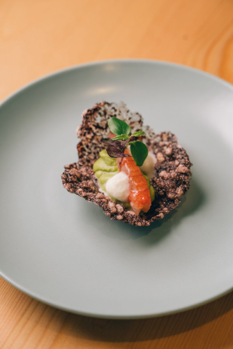 Tapas a base di riso con ripieni sapientemente abbinati dallo chef in un ristorante a Olbia