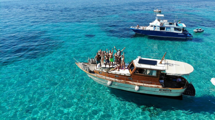 Boot mit Wanderern im Archipel von La Maddalena