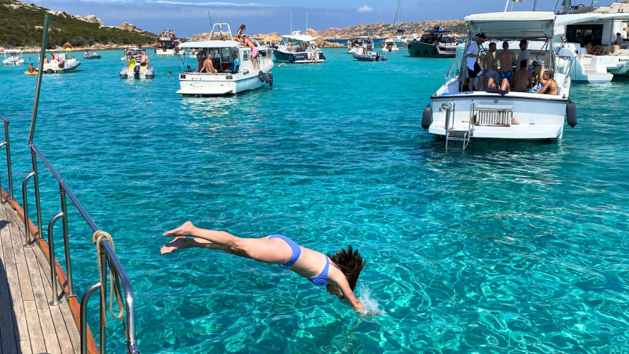 Pause mit einem Bad im kristallklaren Wasser des Archipels von La Maddalena