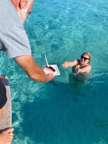 Süßes direkt im Wasser während eines Ausflugs im Archipel von La Maddalena