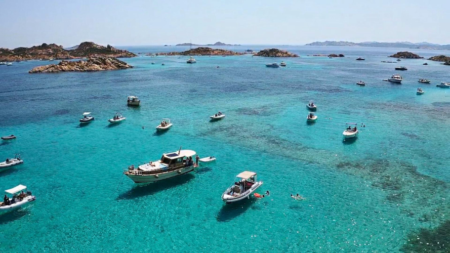 Blick von oben auf das kristallklare Meer von La Maddalena