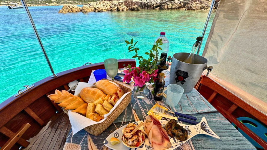 <p>Reichhaltiges Mittagessen mit lokalen Produkten an Bord eines Bootes im Archipel von La Maddalena</p><p><br></p>
