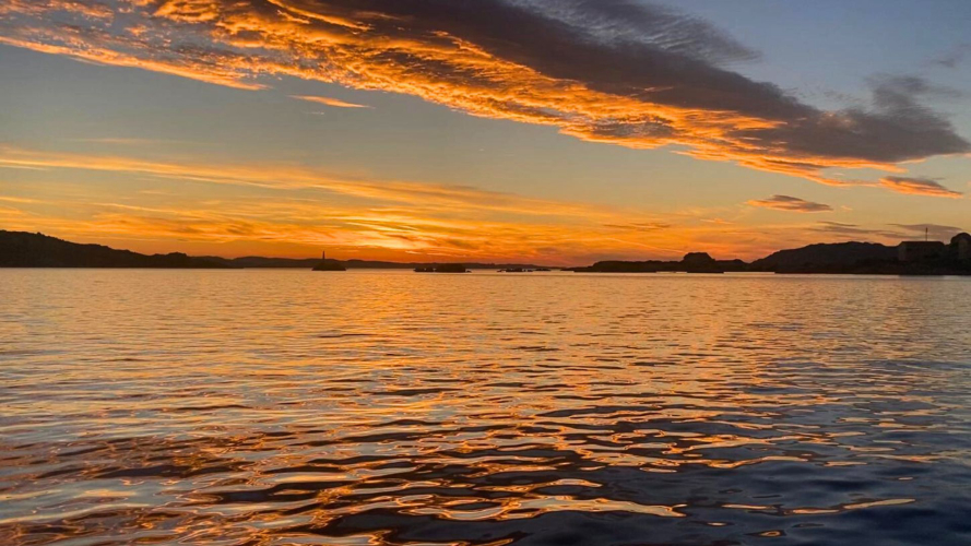 Panorama al tramonto durante tour in barca di legno sull'Isola di Caprera a La Maddalena