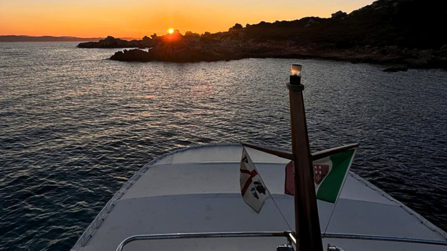 Panorama al tramonto durante tour in barca di legno sull'Isola di Caprera a La Maddalena
