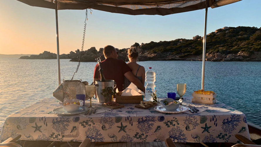 Coppia in barca al tramonto nell'Arcipelago di La Maddalena