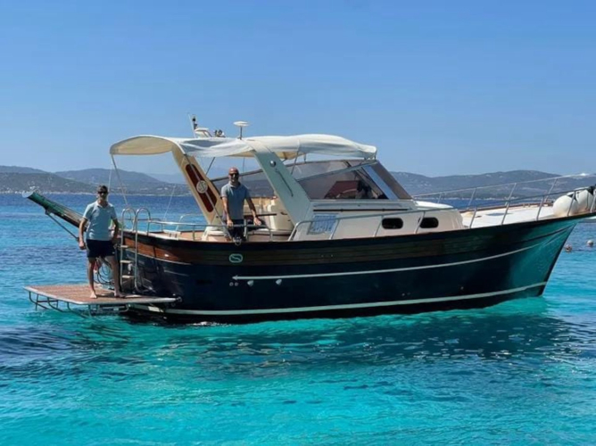 <p>Bootsfahrten im Meer von Südkorsika</p><p><br></p>
