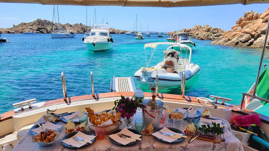 Pranzo servito a bordo del tour nel sudo della Corsica