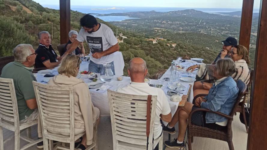 El guía atiende a los clientes durante la degustación de mirto