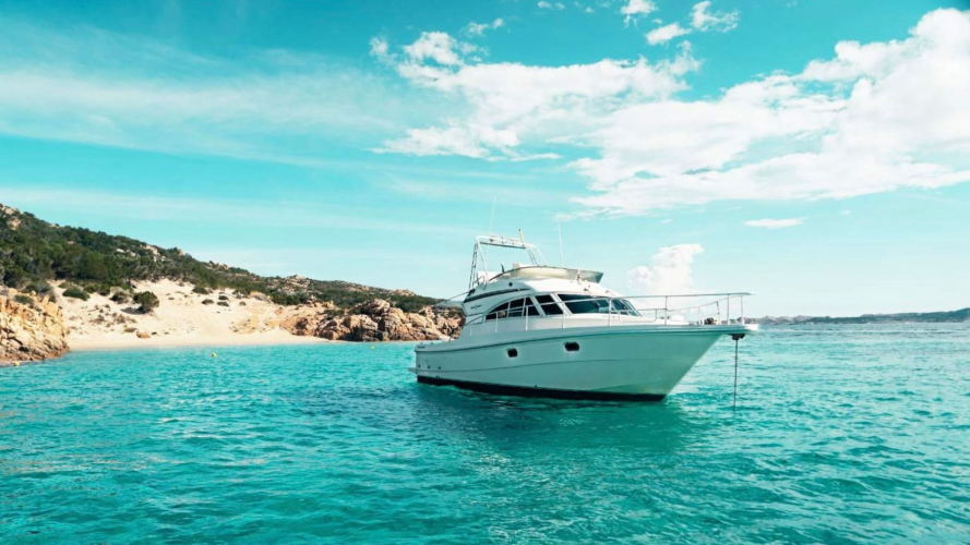 Yacht in den kristallklaren Gewässern des Archipels von La Maddalena