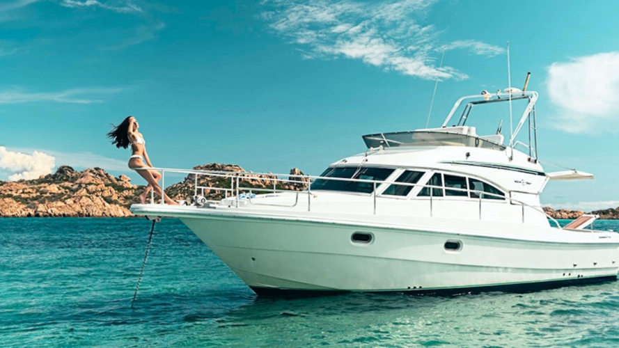 Mädchen im Bug der Yacht beim Segeln im Archipel von La Maddalena