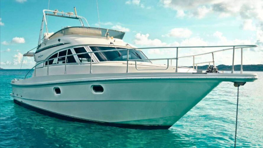 Bug der Yacht während des Tagesausflugs in den Nordosten Sardiniens