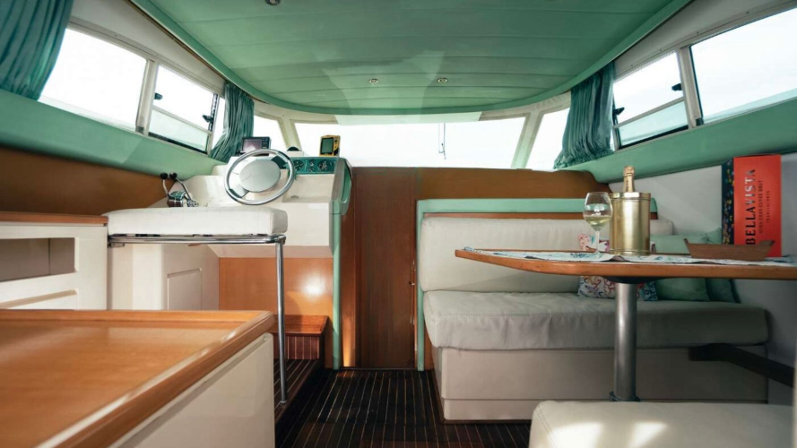 Lounge im Inneren der Yacht während der Fahrt in den Gewässern der Maddalena