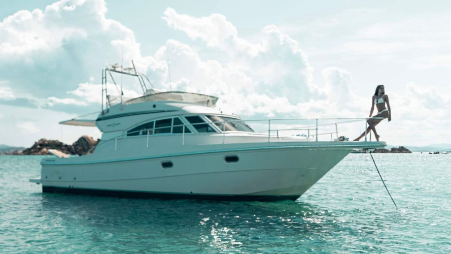 Mädchen beim Sonnenbaden auf dem Bug der Yacht im Norden Sardiniens