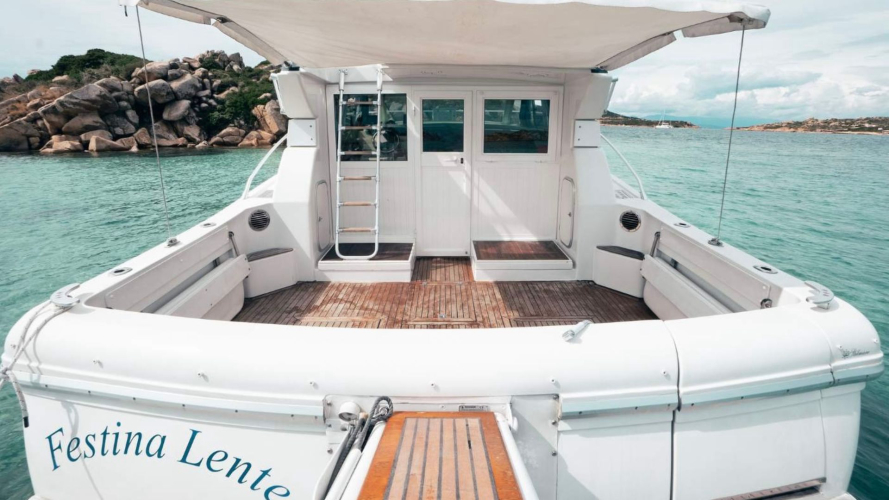 Heck des Schiffes mit großem Salon in den Gewässern von La Maddalena