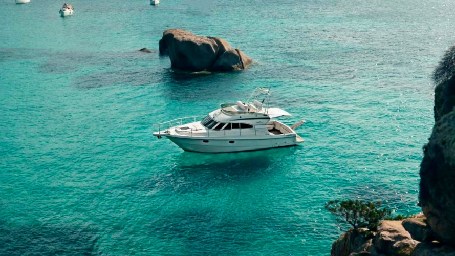 Die Yacht segelt in den Gewässern des Archipels von La Maddalena