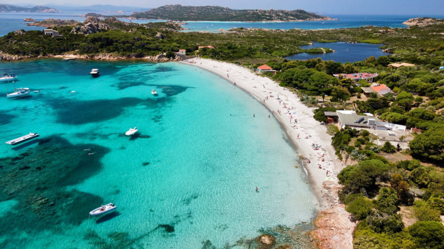 Blick von oben auf das kristallklare Wasser des Archipels von La Maddalena