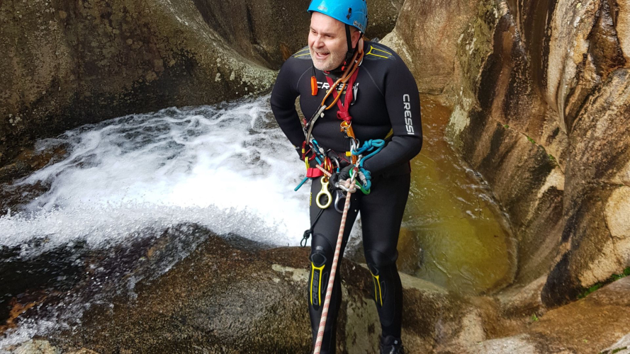 Un hombre se divierte haciendo barranquismo en Río Zairi, en el suroeste de Cerdeña