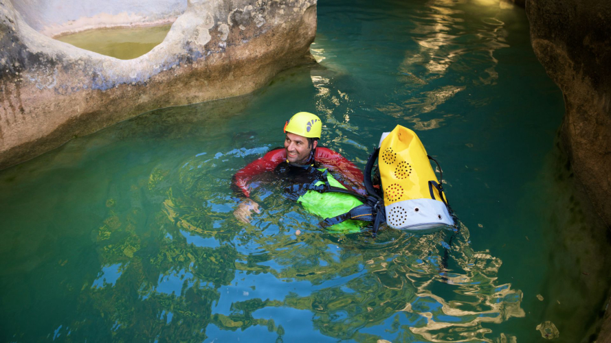 Niño nada en el agua del arroyo Zairi en Villacidro