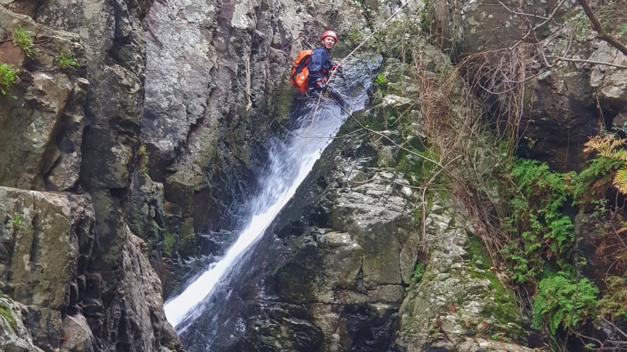 Escalada en las rocas del Río Zairi en Gonnosfanadiga