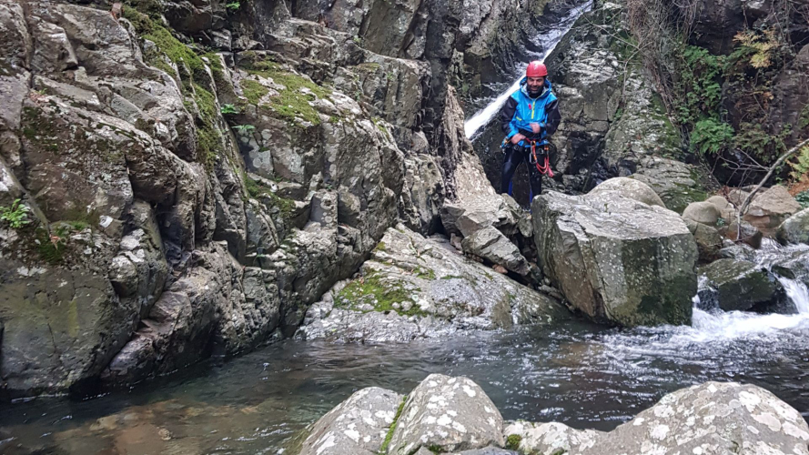 Persona entre las rocas del Río Zairi mientras hace barranquismo cerca de Villacidro