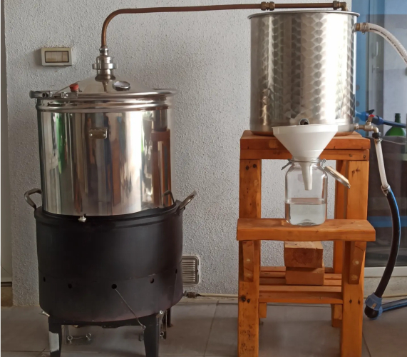Alembic utilisé pour extraire les substances de base du gin