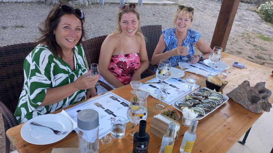 Trois femmes lors d'une dégustation de gin à Olbia