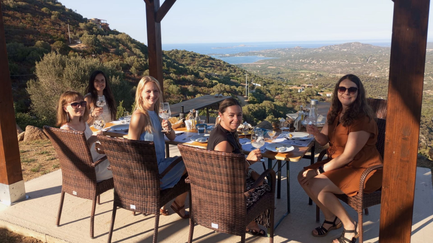 Des filles dégustent du gin à Olbia, surplombant le golfe de Marinella