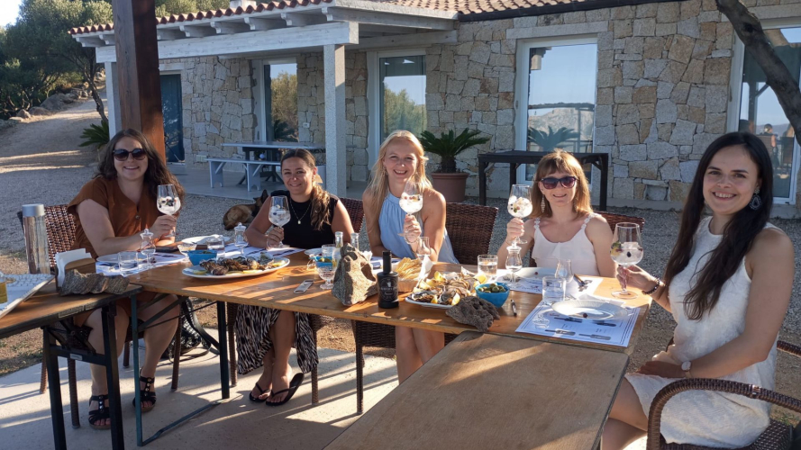 Cinq filles dégustent un gin sur une terrasse