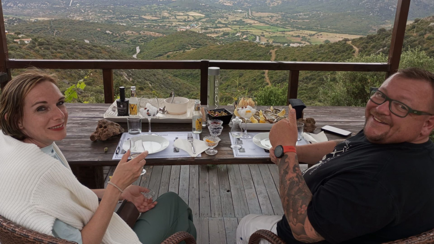 Deux clients dégustent un gin sur une terrasse panoramique