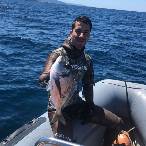 Wanderer im Schlauchboot mit frisch gefangenem Fisch