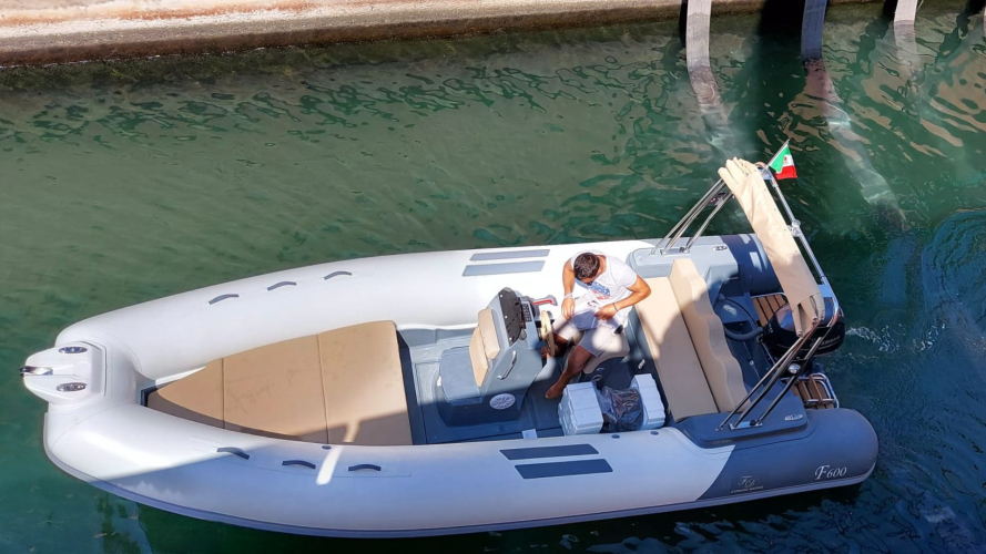 Gommone ormeggiato nel porto di Arbatax