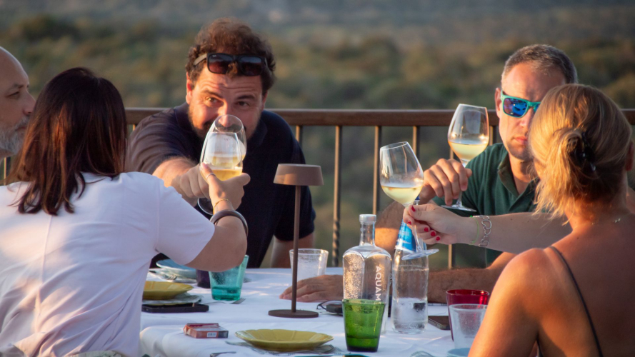 Personnes dégustant des vins de la cave à Palau