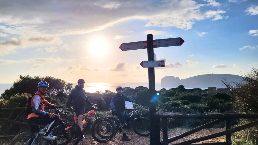 Excursionistas en ebike descubriendo la zona de Alghero
