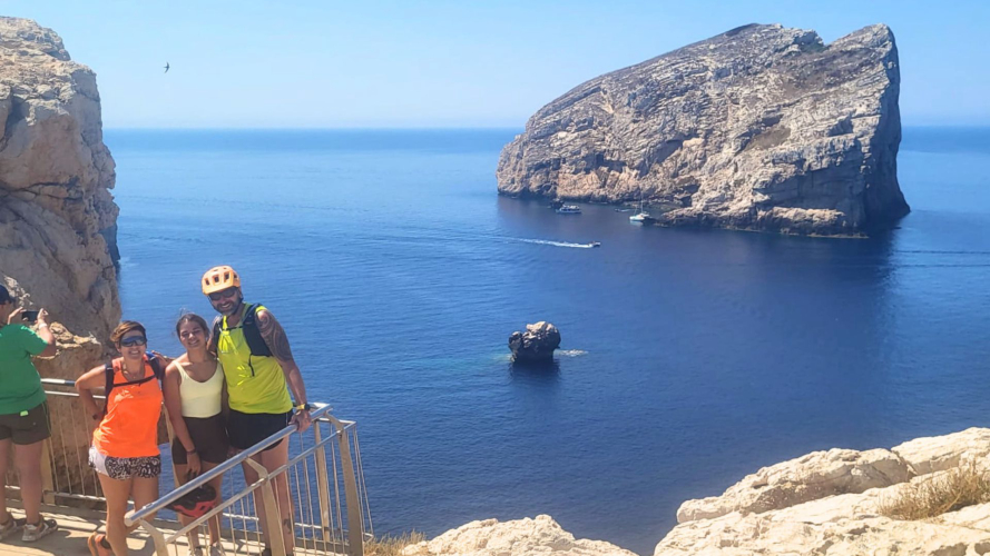 Senderistas durante una pausa fotográfica frente a la isla Foradada