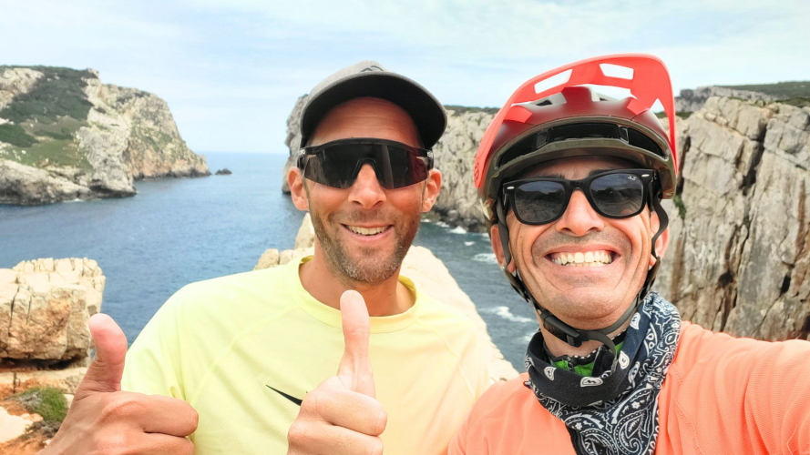 Guía y excursionista en ebike durante un descanso fotográfico