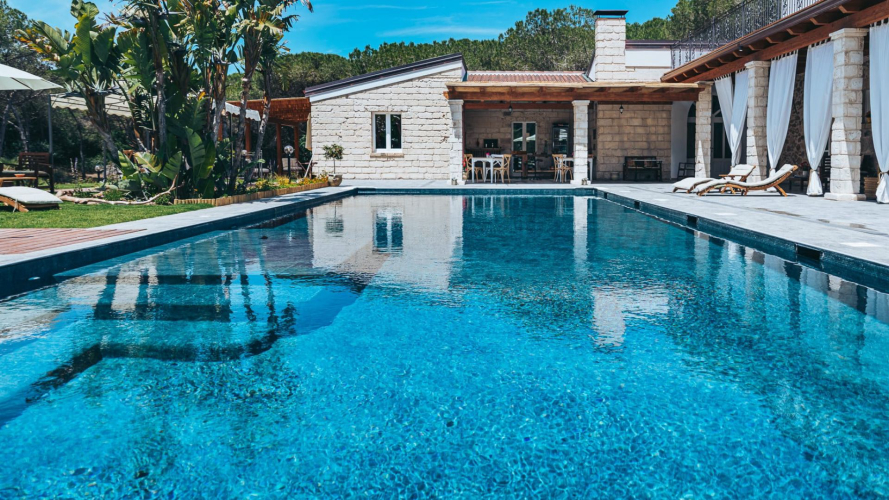 Piscina de una villa en Sorso
